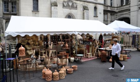 Angoulême : Entre deux projections, les festivaliers font leurs emplettes au “marché marocain” de l’hôtel de ville